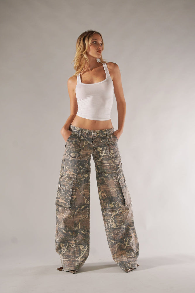 Women’s High-Waisted Camo Cargo – Wide-Leg Oversized Trousers