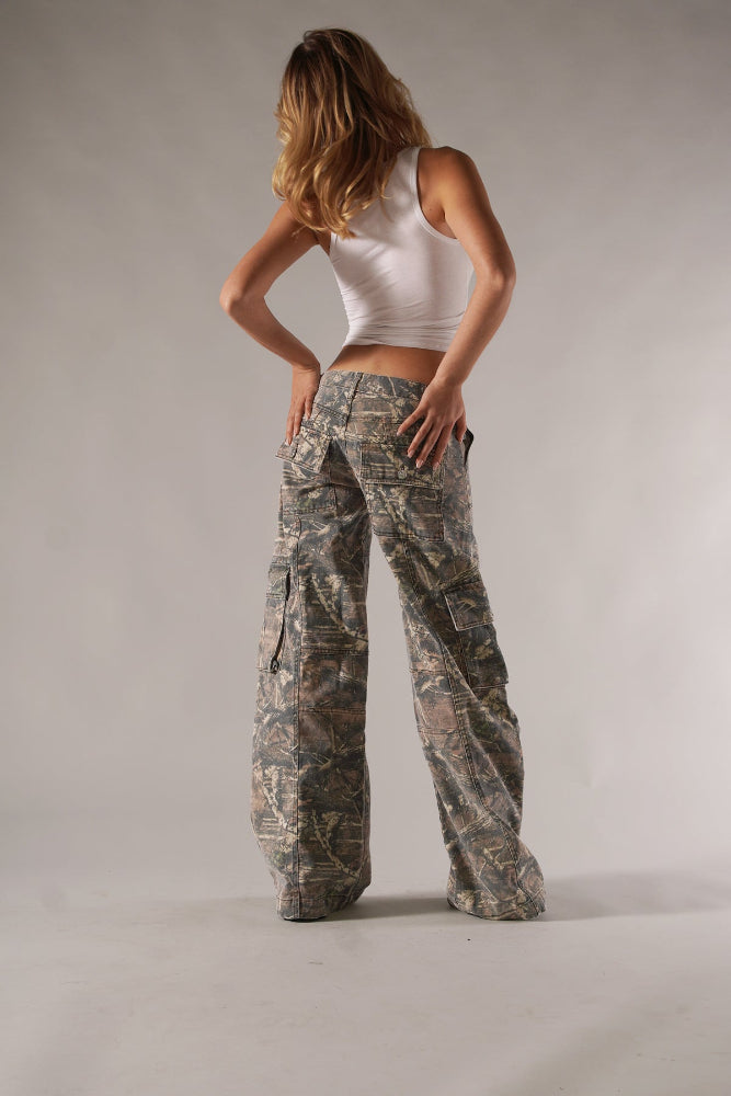 Women’s High-Waisted Camo Cargo – Wide-Leg Oversized Trousers