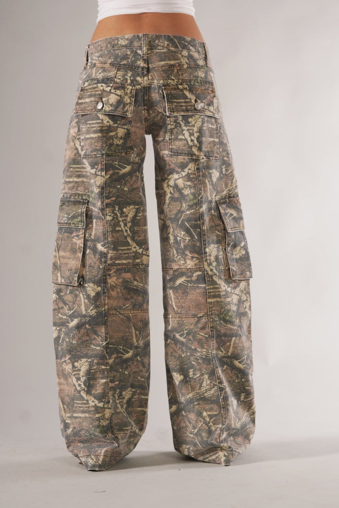 Women’s High-Waisted Camo Cargo – Wide-Leg Oversized Trousers