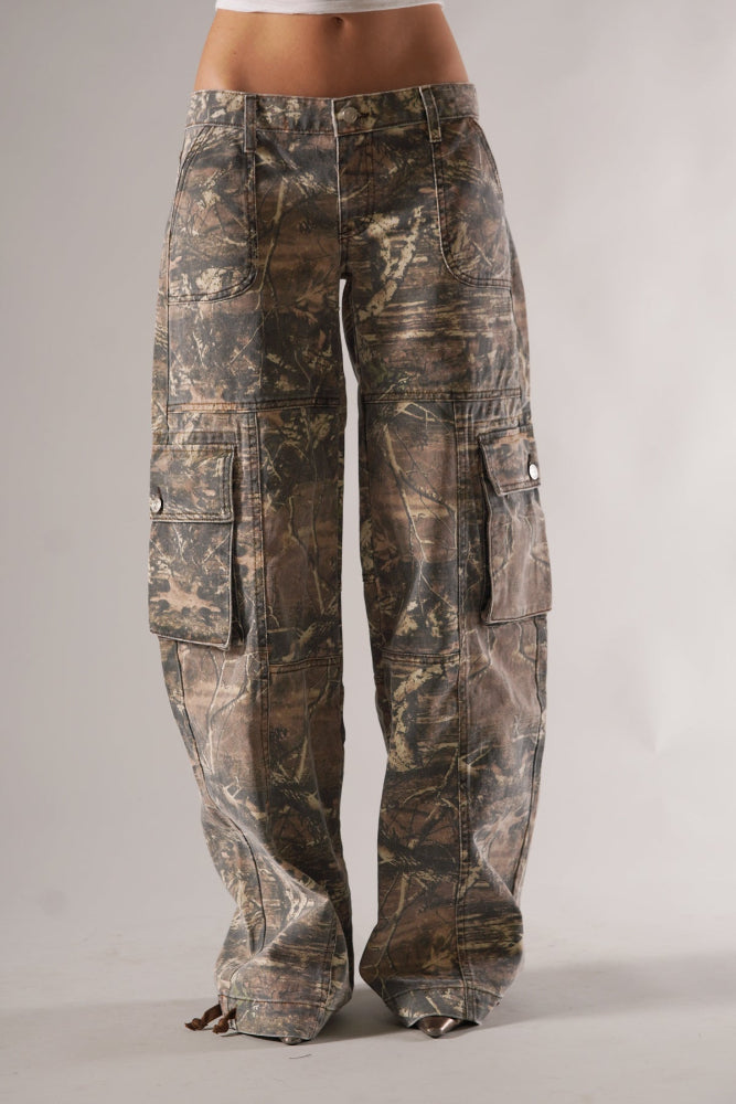 Women’s High-Waisted Camo Cargo – Wide-Leg Oversized Trousers